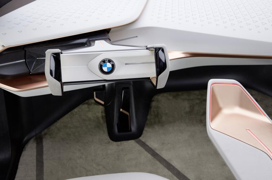 Панель приборов BMW Vision Next 100 2016 года  (фото 118 из 157)